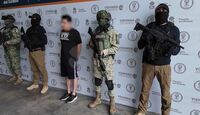Se le aseguró una placa policial y equipo táctico al detenido.