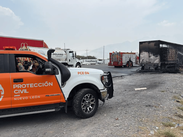 Trailer con cerveza vuelca en Santa Catarina