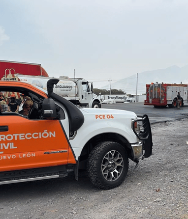 Trailer con cerveza vuelca en Santa Catarina
