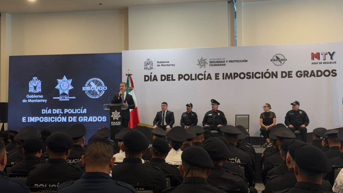 El alcalde Adrián de la Garza destacó el esfuerzo de los agentes no sólo para ingresar y permanecer dentro de la corporación.