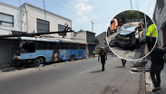 Camión y taxi chocan en el Centro de Monterrey