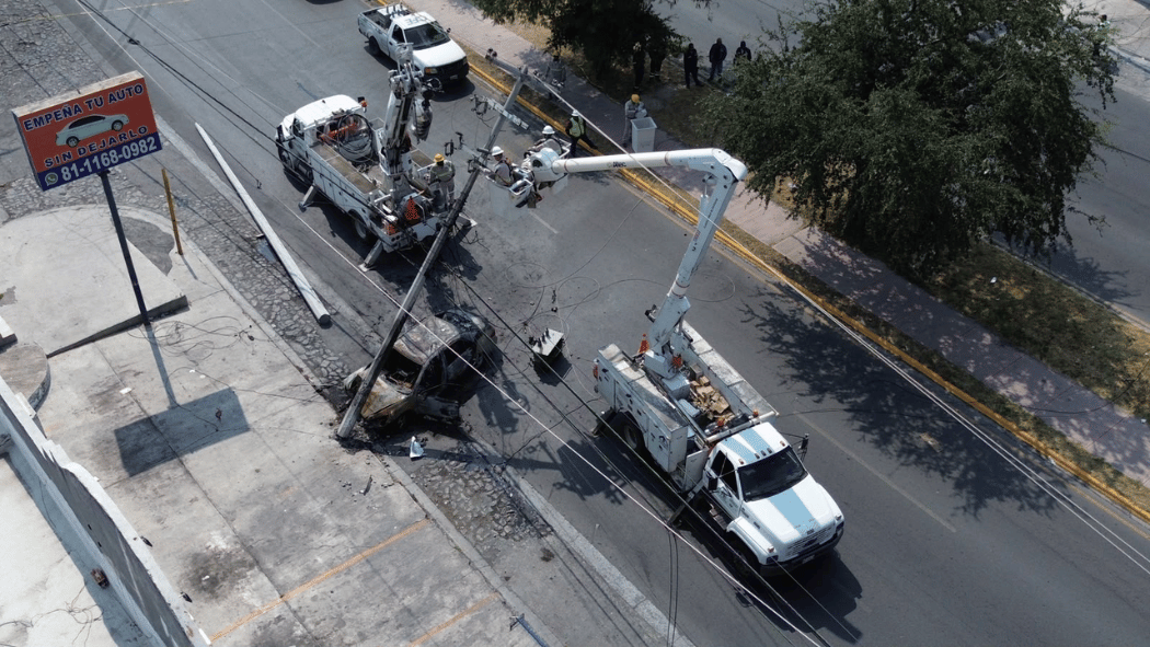 Conductora huye tras chocar auto e incendiarse en Monterrey