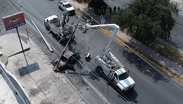 Conductora huye tras chocar auto e incendiarse en Monterrey
