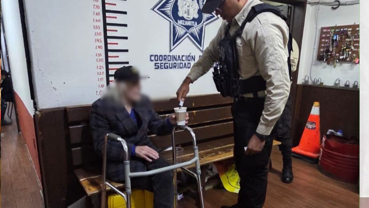 Hombre de Bélgica caminaba desorientado por Mazamitla; policías lograron localizar a su familia