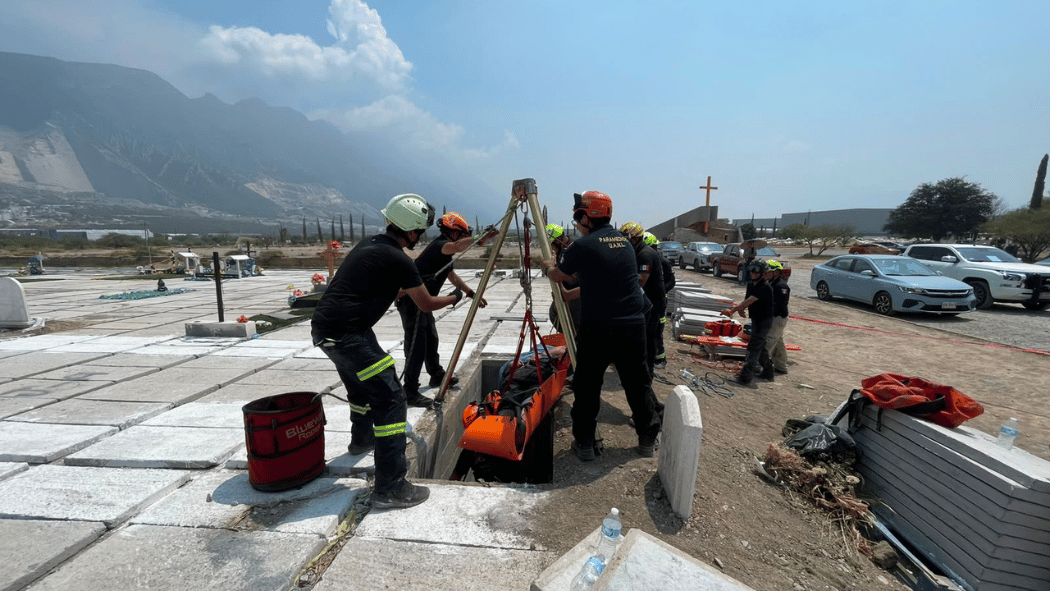 Hombre se cae a tumba en un Panteón  de Santa Catarina