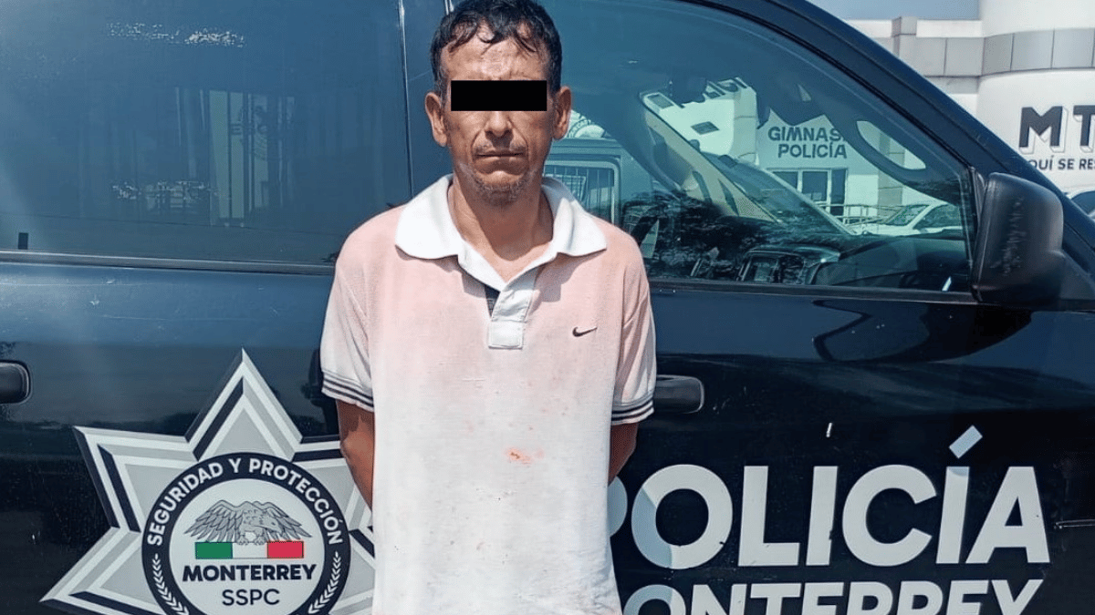 Hombre golpea a su mamá y es detenido en Monterrey.