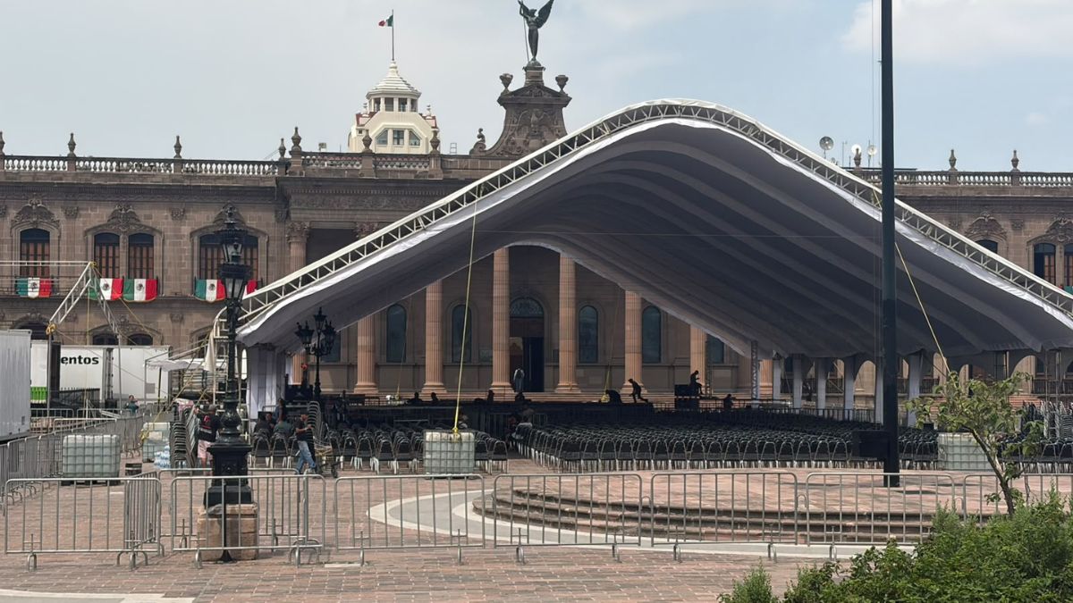 Desde temprana hora, trabajadores acudieron al punto para realizar el montaje del evento.