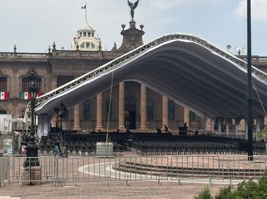 Desde temprana hora, trabajadores acudieron al punto para realizar el montaje del evento.