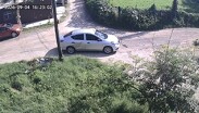 En el video se muestra un vehículo sedán de color plata circular en el lugar de la agresión