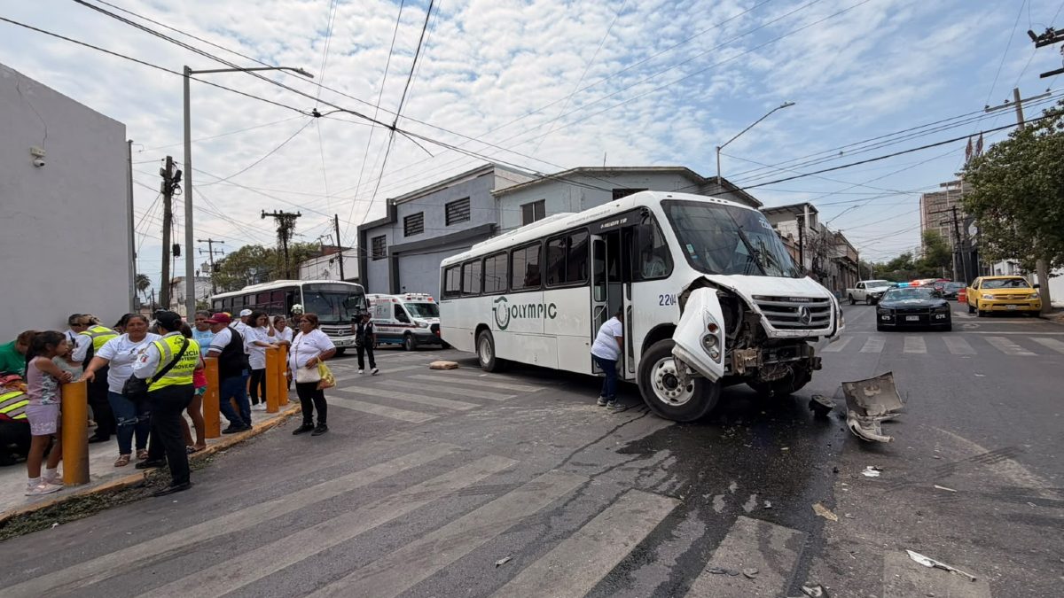 El camión de la ruta circulaba por José María Arteaga cuando fue impactado por la unidad de transporte de personal.