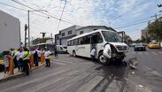 El camión de la ruta circulaba por José María Arteaga cuando fue impactado por la unidad de transporte de personal.