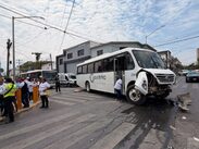 El camión de la ruta circulaba por José María Arteaga cuando fue impactado por la unidad de transporte de personal.