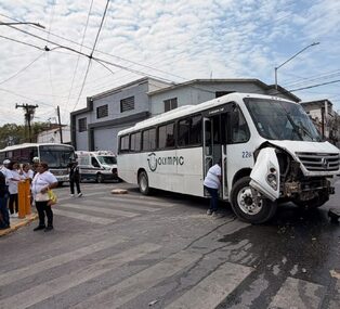 El camión de la ruta circulaba por José María Arteaga cuando fue impactado por la unidad de transporte de personal.