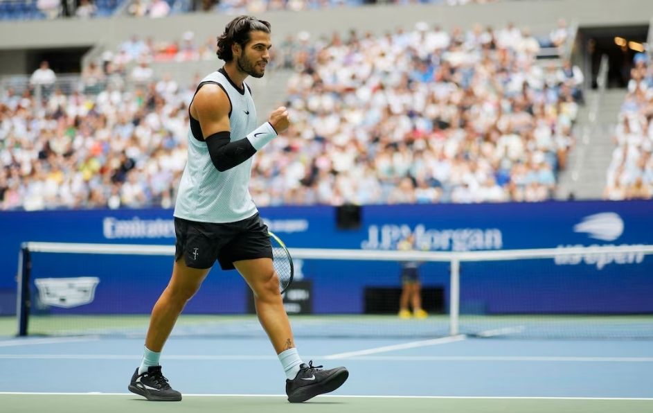 Carlos Alcaraz superó en sets corridos al local Tommy Paul y selló su pase a la ronda de los ocho mejores en Flushing Meadows.
