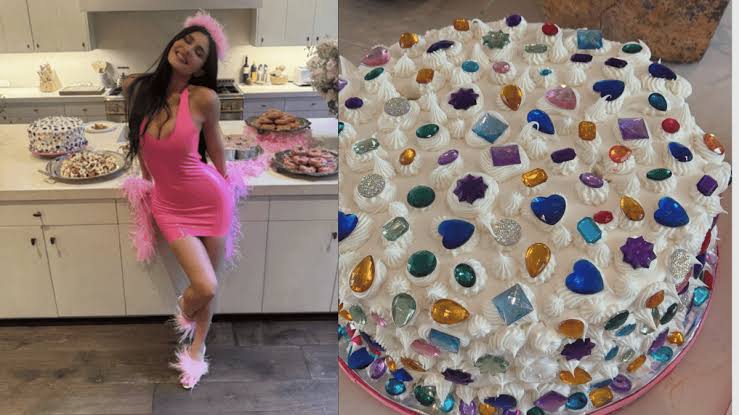 La celebración “Princess Kitty” llevó el maximalismo hasta los postres con una llamativa decoración de gemas. | Kylie Jenner Instagram