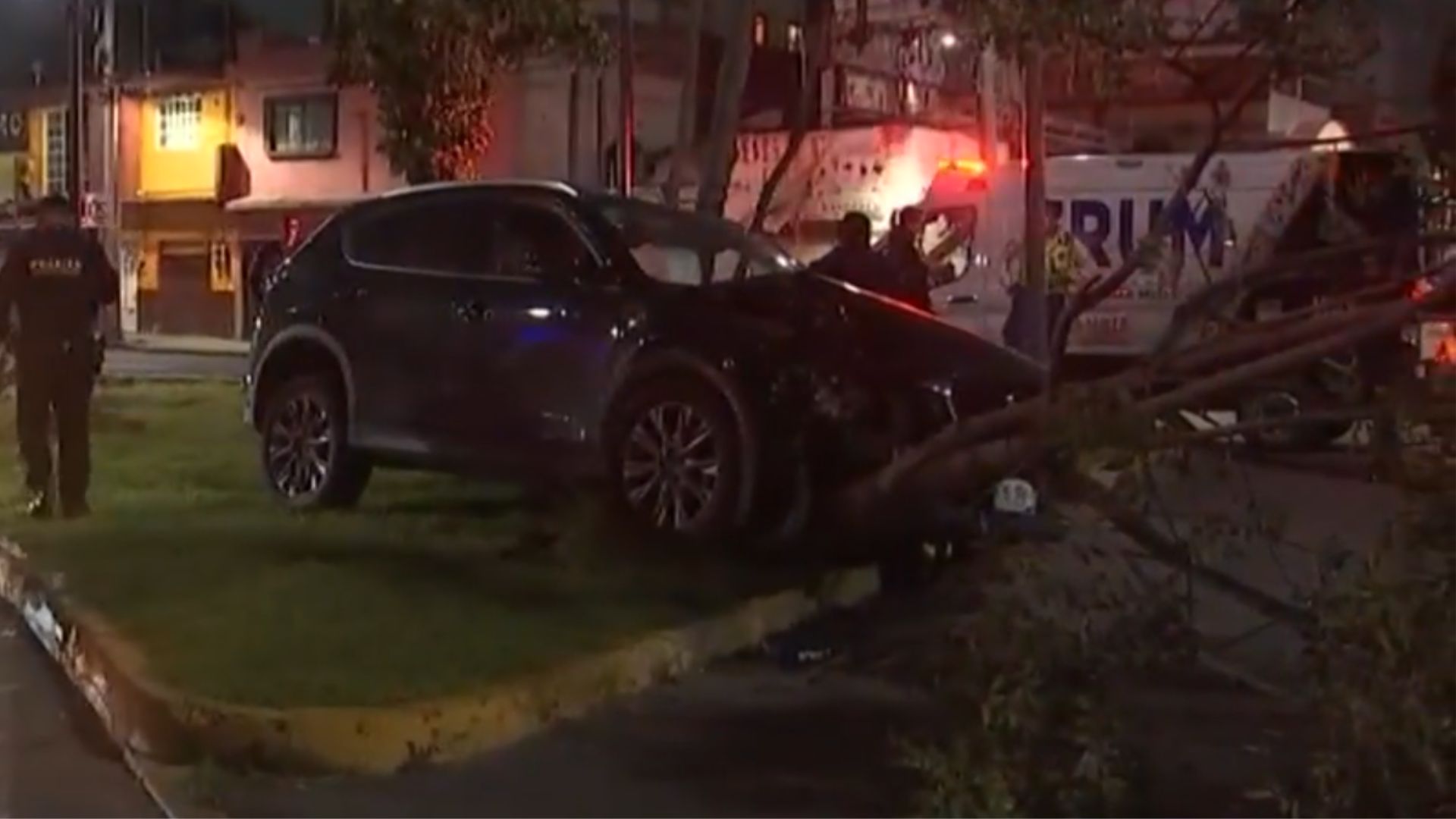 Choque en Cuitláhuac: Camioneta se estrella contra árbol en GAM. TD Fin de Semana Matutino CdMx, 05 de septiembre de 2026