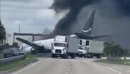 Columna de humo negro y daños estructurales severos en el fuselaje de la aeronave de carga inmovilizada.