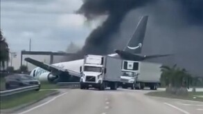 Columna de humo negro y daños estructurales severos en el fuselaje de la aeronave de carga inmovilizada.