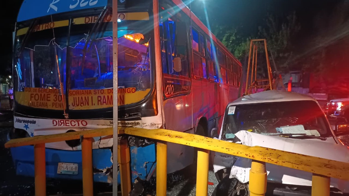 En un intento de evitar la colisión el chofer del transporte de pasajeros realizó diversas maniobras y terminó por chocar.