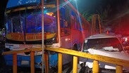 En un intento de evitar la colisión el chofer del transporte de pasajeros realizó diversas maniobras y terminó por chocar.