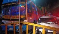 En un intento de evitar la colisión el chofer del transporte de pasajeros realizó diversas maniobras y terminó por chocar.