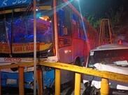 En un intento de evitar la colisión el chofer del transporte de pasajeros realizó diversas maniobras y terminó por chocar.