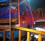 En un intento de evitar la colisión el chofer del transporte de pasajeros realizó diversas maniobras y terminó por chocar.