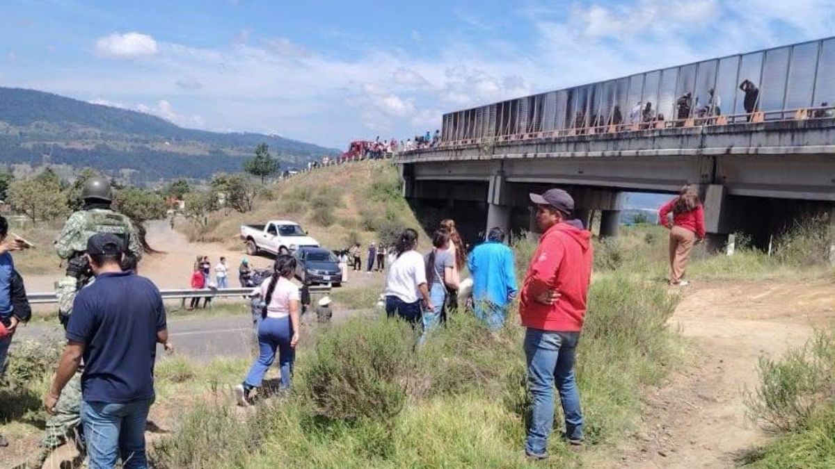 Habitantes de Nanacamila, Zacatlán, bloquean las principales vías de comunicación terrestres de la región para exigir respuestas
