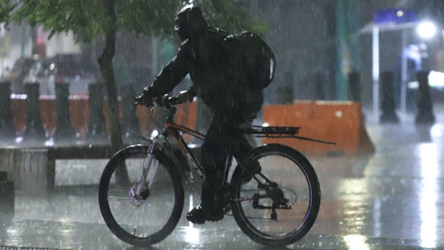 Habitantes de la Zona Metropolitana del Valle de México toman precauciones ante la posibilidad de lluvias.