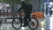 Habitantes de la Zona Metropolitana del Valle de México toman precauciones ante la posibilidad de lluvias.
