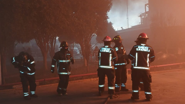 Miembros del heroico cuerpo de bomberos de la Ciudad de México acudieron a la zona industrial en Tlalnepantla para contener las llamas.