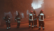 Miembros del heroico cuerpo de bomberos de la Ciudad de México acudieron a la zona industrial en Tlalnepantla para contener las llamas.