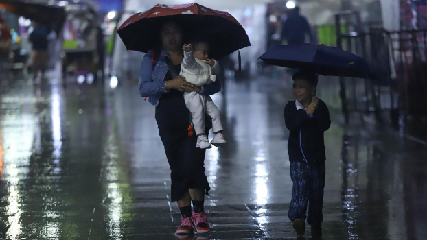 Residentes de la capital mexicana se preparan ante las posibles lluvias.