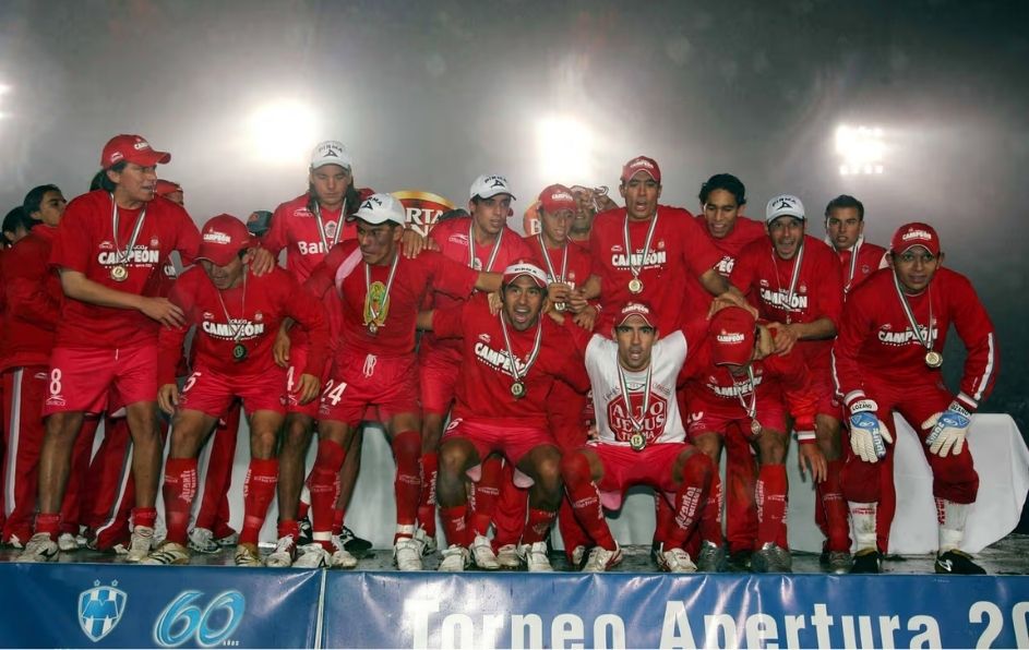 La rivalidad en instancias definitivas incluye la polémica Final del Apertura 2005 y la Semifinal del Apertura 2009.