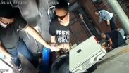 Un agente de tránsito y vialidad intervino en el lugar para frenar los golpes y asegurar al presunto delincuente.