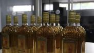 Tras los casos de alcohol adulterado se buscará regular la venta en la redes sociales.
