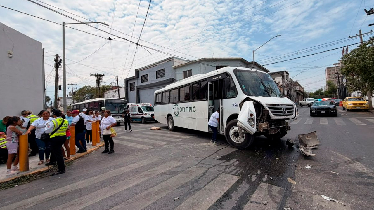 Choque de camión con simpatizantes de Sheinbaum deja 21 lesionados en Monterrey