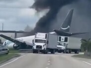 Columna de humo negro y daños estructurales severos en el fuselaje de la aeronave de carga inmovilizada.