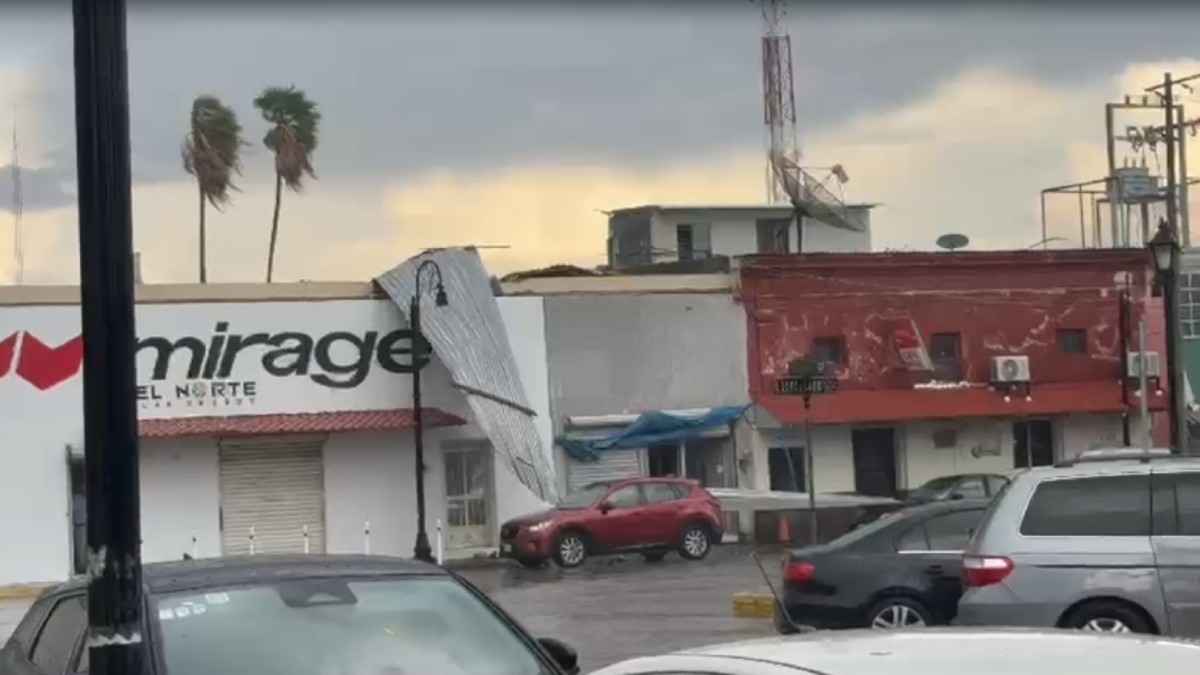 Comercios de la zona centro sufrieron afectaciones en sus estructuras tras el paso de las intensas rachas de viento.