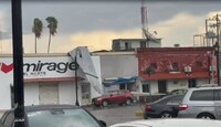 Comercios de la zona centro sufrieron afectaciones en sus estructuras tras el paso de las intensas rachas de viento.
