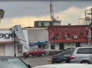 Comercios de la zona centro sufrieron afectaciones en sus estructuras tras el paso de las intensas rachas de viento.