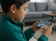 Los delincuentes ofrecen premios y recompensas a los niños para engancharlos