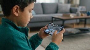 Los delincuentes ofrecen premios y recompensas a los niños para engancharlos