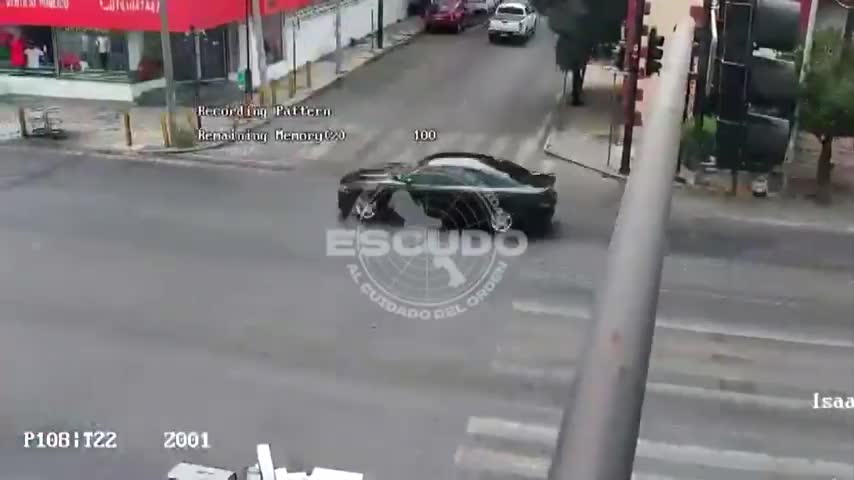 Detienen a joven en Monterrey por conducir vehículo con reporte de robo
