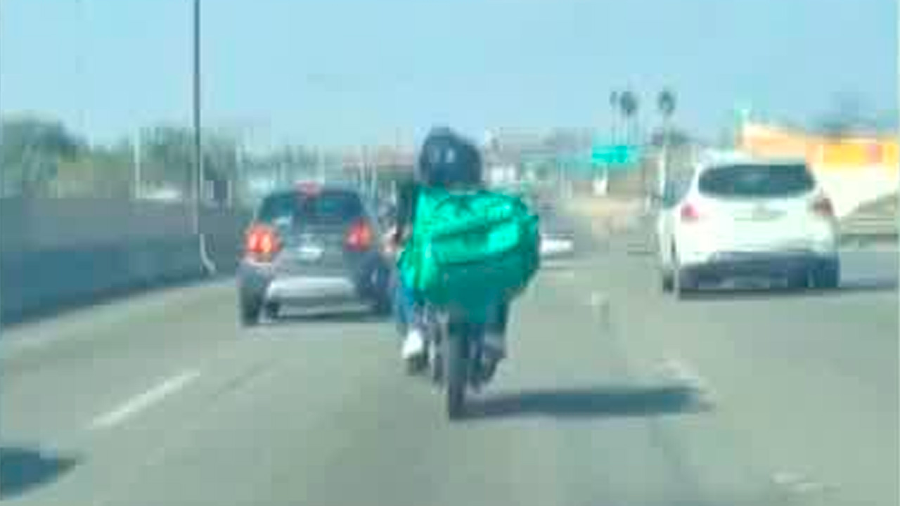 Familia viaja en motocicleta con dos menores sin casco sobre la carretera Laredo-Escobedo