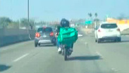 Familia viaja en motocicleta con dos menores sin casco sobre la carretera Laredo-Escobedo