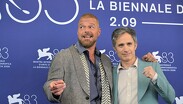 Gael Garcia y Ricky Martin en estreno de película Hombre al Agua. /