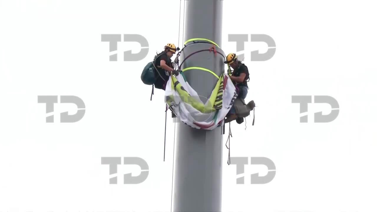 Greenpeace protesta en el asta del Zócalo contra megaplanta de fertilizantes en Sinaloa