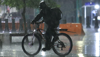 Habitantes de la Zona Metropolitana del Valle de México toman precauciones ante la posibilidad de lluvias.