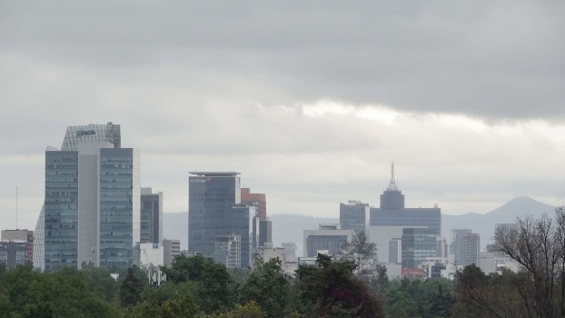 Habitantes de la Zona Metropolitana del Valle de México se preparan ante las posibles lluvias.